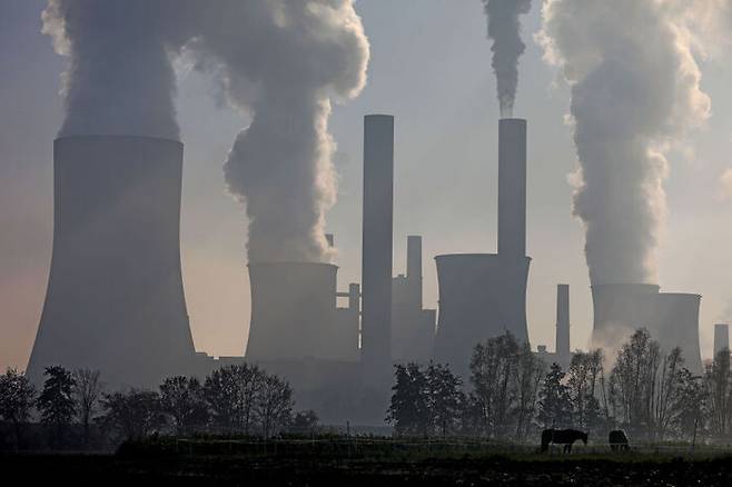 [사진] 독일 갈탄 채굴지역(북 라인-베스트팔렌)의 화력발전소, 2020년11월, DPA-게티이미지