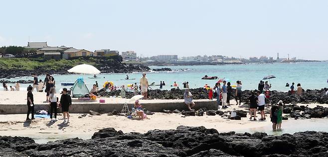 제주도 내 12개 해수욕장이 개장한 1일 오후 제주시 애월읍 곽지해수욕장에서 도민과 관광객들이 물놀이를 즐기고 있다. 제주=뉴스1)
