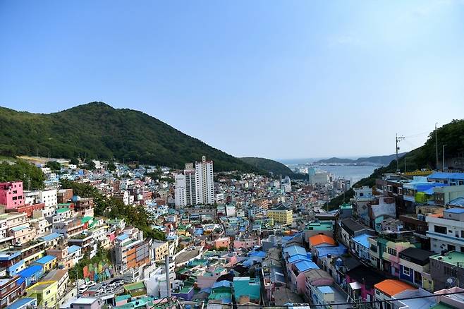 감천마을과 감천항 전경.