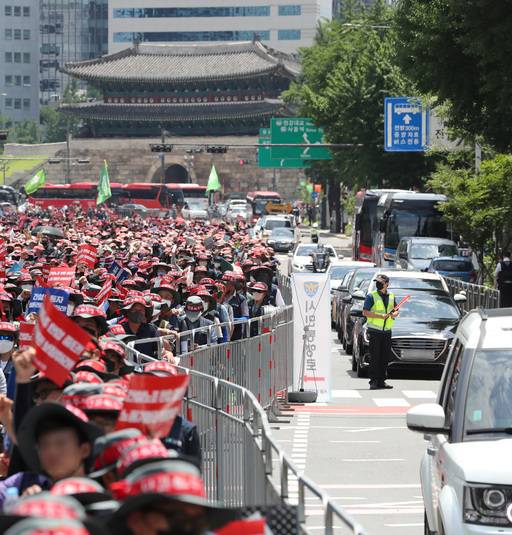 2일 오후 서울광장과 숭례문 일대에서 열린&nbsp;‘7·2 전국노동자대회’ 여파로 도심 일부 구간 교통이 통제되고 있다. 뉴스1