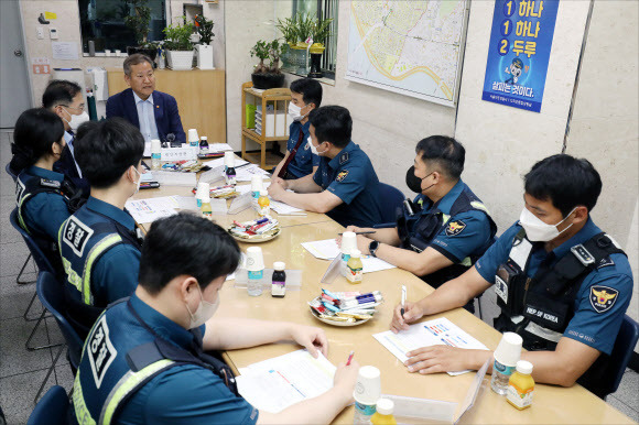 - 이상민 행정안전부 장관이 1일 서울 마포경찰서 홍익지구대를 방문해 경찰제도 개선 간담회를 하고 있다. (공동취재사진) 2022.07.01. 뉴시스