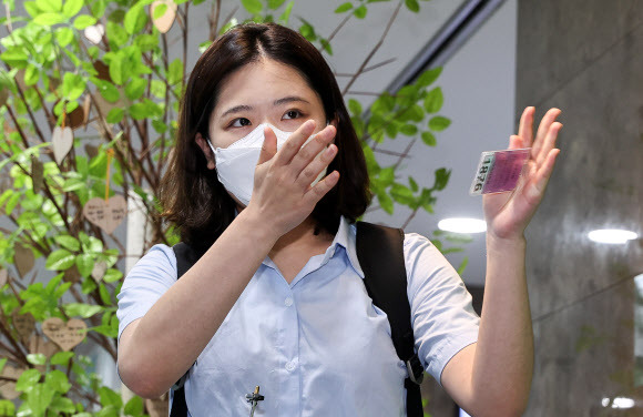 박지현 전 더불어민주당 비상대책위원장이 1일 서울 여의도 국회 의원회관에서 열린 그린벨트 결과 공유 파티 ‘용감한 여정’에 참석하기 전 취재진의 질문에 답변하고 있다. 공동취재 2022.07.01