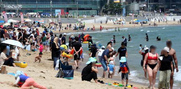 초여름 무더위가 덮친 지난 19일 시범운영에 들어간 부산 해운대해수욕장에 수많은 시민과 관광객들이 찾아와 코로나19 이전처럼 물놀이를 즐기고 있다. 뉴시스