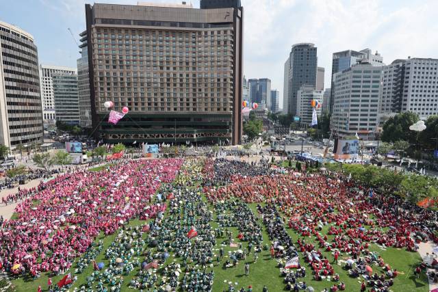 2일 서울 중구 서울시청 앞 광장과 세종대로 일대에서 2022 민주노총 전국노동자대회가 열리고 있다. 연합뉴스