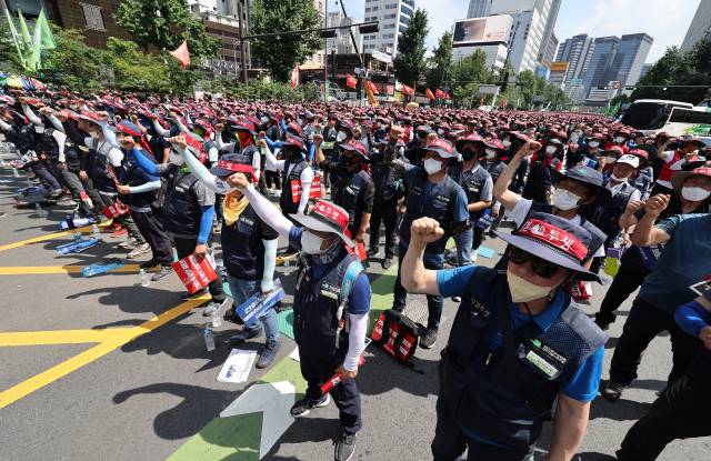 2일 서울 중구 서울시청 앞 광장과 세종대로 일대에서 전국건설노조 조합원들이 2022 민주노총 전국노동자대회 사전대회를 하고 있다. 연합뉴스