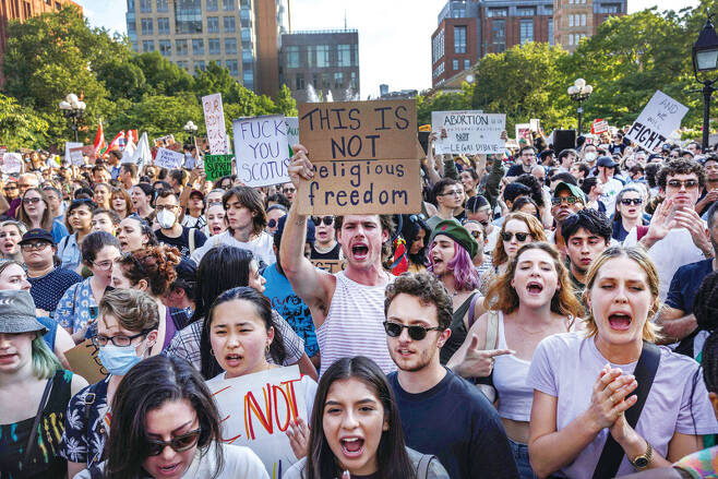 6월24일(현지시간) 낙태 권리 운동가들이 워싱턴 스퀘어 공원에서 미 연방대법원의 판결에 항의하는 시위를 벌 이고 있다. ⓒAFP 연합