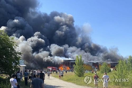 러군 미사일 폭격에 검은 연기 치솟는 우크라 쇼핑센터  [AFP 연합뉴스 자료사진. 재판매 및 DB 금지]