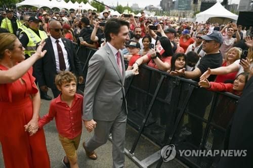 '캐나다의 날'행사에서 시민들과 악수하는 쥐스탱 트뤼도 총리 [AP=연합뉴스]