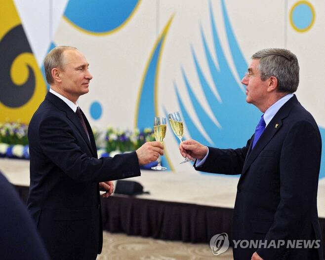 2014 소치동계올림픽에서 만나 인사 나누는 블라디미르 푸틴 러시아 대통령(왼쪽)과 토마스 바흐 국제올림픽위원회(IOC) 위원장 [EPA 연합뉴스 자료사진. 재배포 및 DB 금지]