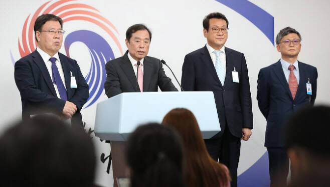 김병준 전 대통령직 인수위원회 지역균형발전특별위원장이 5월23일 서울 용산 대통령실 브리핑장에서 오문성 전 인수위 지역균형발전특위 수석자문위원(맨오른쪽) 등과 함께 지역균형발전특위 활동 결과를 브리핑 했다. (사진=뉴시스)