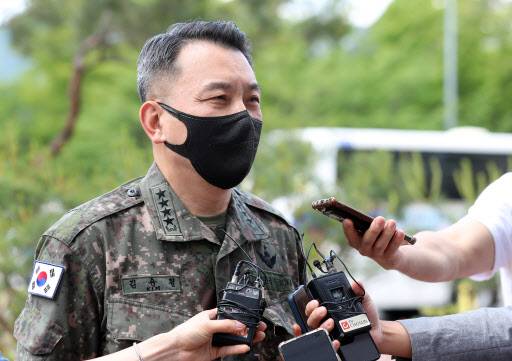 김승겸 합참의장 내정자가 지난 5월 27일 서울 용산구 국방컨벤션에 마련된 청문회 준비사무실로 들어서며 취재진의 질문에 답하고 있다. (사진=뉴시스)