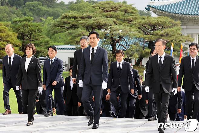 오세훈 서울시장과 25명의 구청장들이 지난 1일 오전 서울 동작구 국립서울현충원을 방문해 참배하고 있다. /뉴스1 © News1 조태형 기자