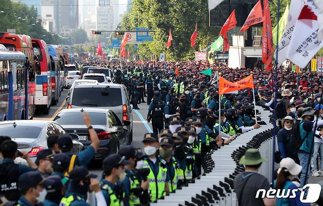 전국민주노동조합총연맹(민주노총) 소속 조합원들이 2일 오후 열린 '7.2전국노동자대회'에서 서울광장을 출발해 대통령집무실이 있는 삼각지역 인근에 도착하고 있다. 2022.7.2/뉴스1 © News1 구윤성 기자