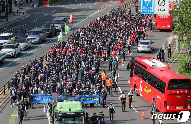 전국민주노동조합총연맹(민주노총) 소속 조합원들이 2일 오후 서울광장과 숭례문 일대에서 열린 '7.2전국노동자대회'에서 대통령집무실이 있는 삼각지역 방향으로 행진하고 있다. 2022.7.2/뉴스1 © News1 구윤성 기자