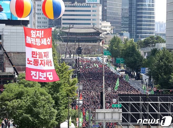 전국민주노동조합총연맹(민주노총) 소속 조합원들이 2일 오후 서울광장과 숭례문 일대에서 열린 '7.2전국노동자대회'에서 임금·노동시간 후퇴 저지, 비정규직 철폐, 물가 안정 대책 등을 촉구하고 있다. 2022.7.2/뉴스1 © News1 구윤성 기자