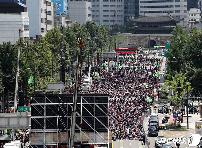 전국민주노동조합총연맹(민주노총) 소속 조합원들이 2일 오후 서울광장과 숭례문 일대에서 열린 '7.2전국노동자대회'에서 임금·노동시간 후퇴 저지, 비정규직 철폐, 물가 안정 대책 등을 촉구하고 있다. 2022.7.2/뉴스1 © News1 구윤성 기자