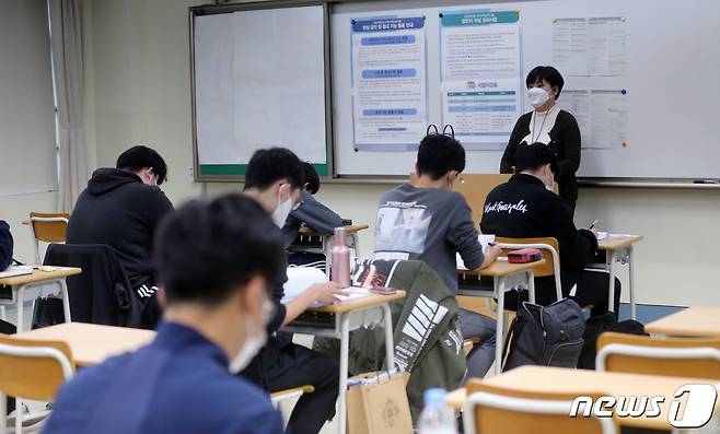 2022학년도 대학수학능력시험일인 18일 오전 서울 용산고등학교에서 수험생들이 시험을 준비하고 있다. 2021.11.18/뉴스1 © News1 사진공동취재단
