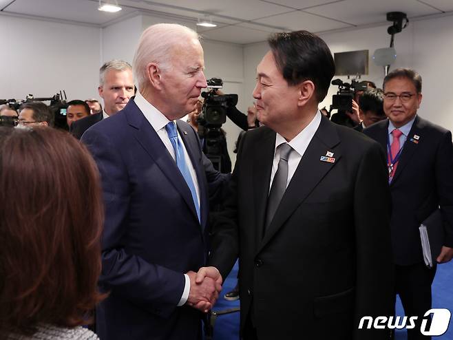 대통령실이 3일 윤석열 대통령과 김건희 여사의 나토(NATO·북대서양조약기구) 정상회의 순방 사진을 추가 공개했다. 사진은 지난달 29일 오후(현지시간) 스페인 마드리드 이페마 국제회의장에서 한미일 정상회담 전 조 바이든 미국 대통령과 악수하는 윤 대통령의 모습. (대통령실 제공) 2022.7.3/뉴스1 © News1 안은나 기자