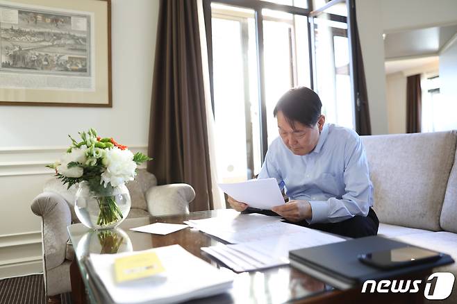 대통령실이 3일 윤석열 대통령과 김건희 여사의 나토(NATO·북대서양조약기구) 정상회의 순방 사진을 추가 공개했다. 사진은 28일 오전(현지시간) 스페인 마드리드 현지 숙소에서 참모회의 후 정상회의를 준비하는 윤 대통령의 모습. (대통령실 제공) 2022.7.3/뉴스1 © News1 안은나 기자