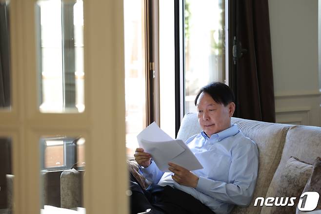 대통령실이 3일 윤석열 대통령과 김건희 여사의 나토(NATO·북대서양조약기구) 정상회의 순방 사진을 추가 공개했다. 사진은 28일 오전(현지시간) 스페인 마드리드 현지 숙소에서 참모회의 후 정상회의를 준비하는 윤 대통령의 모습. (대통령실 제공) 2022.7.3/뉴스1 © News1 안은나 기자