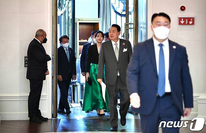 대통령실이 3일 윤석열 대통령과 김건희 여사의 나토(NATO·북대서양조약기구) 정상회의 순방 사진을 추가 공개했다. 사진은 지난달 29일 오후(현지시간) 스페인 마드리드 시내 호텔에서 열린 재스페인 동포 초청 만찬간담회에 참석하는 윤 대통령 부부의 모습. (대통령실 제공) 2022.7.3/뉴스1 © News1 안은나 기자