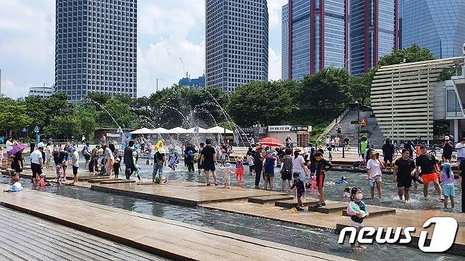 여의도 물빛광장에서 물놀이를 즐기는 사람들.2022.7.3/뉴스1 김동규 기자© news1