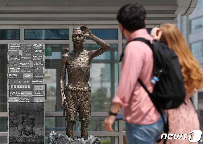 서울 용산역 광장의 강제징용 노동자상./뉴스1 © News1 이재명 기자