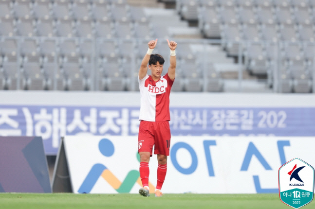 부산 이상헌이 3일 아산전에서 선제골을 넣고 기뻐하고 있다. 제공 | 한국프로축구연맹