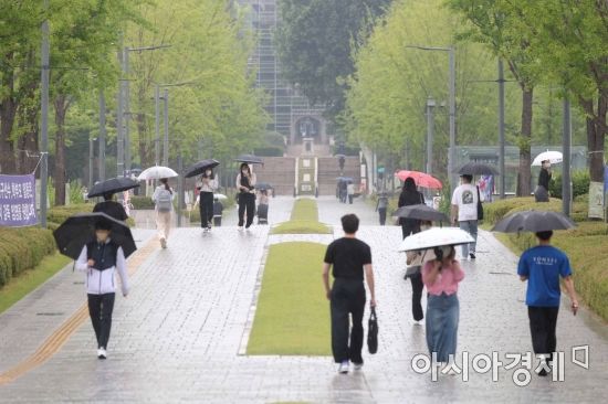 내륙 곳곳에 소나기가 내린 9일 서울 서대문구 연세대학교에서 학생들이 발걸음을 재촉하고 있다. /문호남 기자 munonam@