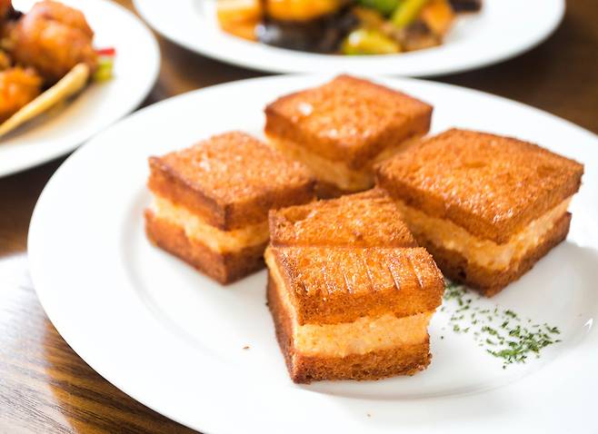 각 잡힌 외형, 부드러운 새우, 최근 가장 일반화된 고급 중식인 '멘보샤'. /김종연 영상미디어기자