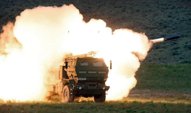 미국이 우크라이나에 제공한 고화력 무기인 고속 기동 포병 로켓 시스템(HIMARS·하이마스)./AP 연합뉴스