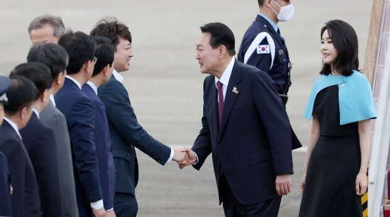 첫 해외 순방을 마친 윤석열 대통령이 1일 경기도 성남 서울공항에 도착해 이준석 국민의힘 대표와 인사하고 있다. (사진=대통령실 제공) /사진=뉴시스