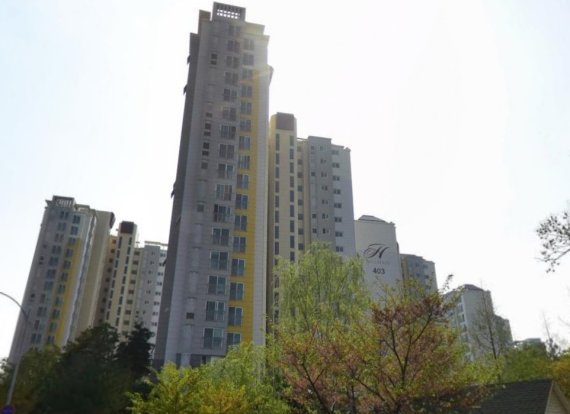 서울주택도시공사(SH)가 장기전세주택으로 공급 중인 서울 은평구 폭포동힐스테이트 4-1단지 모습. 네이버 부동산 갈무리