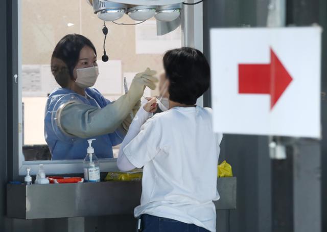 3일 오전 서울 용산구보건소 코로나19 선별진료소에서 의료진이 검체검사를 하고 있다. 뉴스1