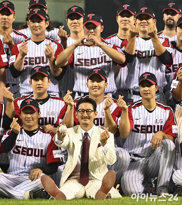 3일 오후 서울 잠실야구장에서 LG 박용택의 마지막 33번을 기념하는 영구결번식이 펼쳐진 가운데 박용택이 LG 선수들과 기념사진을 촬영하고 있다. [사진=정소희 기자]