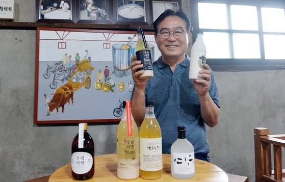 충남 논산시 양촌면 양촌양조장에서 이동중 대표가 막걸리를 들고 있다. 프리랜서 김성태
