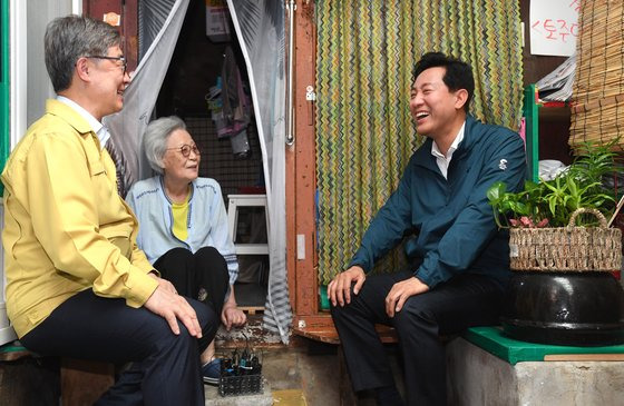 오세훈 서울시장이 1일 서울 종로구 창신동 쪽방촌을 찾아 어르신과 대화하고 있다. [사진 서울시]