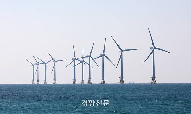 제주 한경면 앞바다에 조성된 탐라해상 풍력발전단지. 강윤중 기자