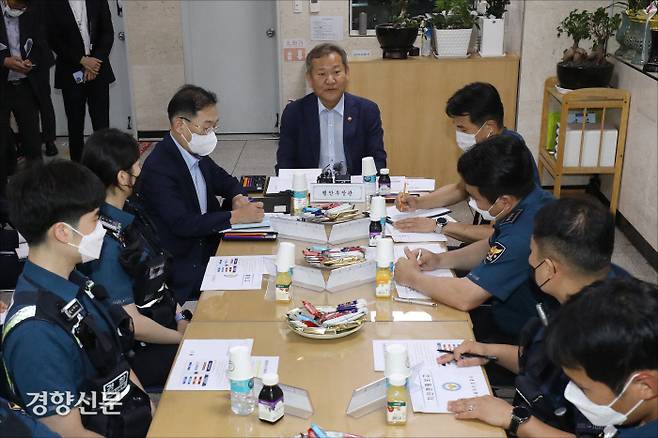 행정안전부의 ‘경찰국’ 신설을 두고 경찰내 여론이 들끓고 있는 가운데 이상민 행정안전부 장관이 지난 1일 오후 서울 마포구 홍익지구대에서 경찰제도 개선안에 대한 일선 경찰관 의견 청취 및 격려를 위해 방문해 모두발언을 하고 있다./한수빈 기자