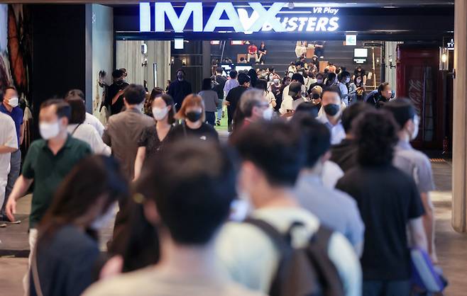지난 6월의 주말 오후 서울 시내 한 영화관이 시민들로 붐비고 있다. 연합뉴스.