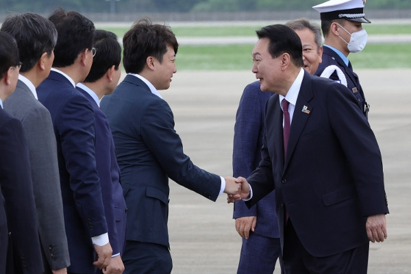 윤석열 대통령이 1일 북대서양조약기구(NATO·나토) 정상회의 일정을 마치고 성남 서울공항에 도착해 마중 나온 이준석 국민의힘 대표와 악수하고 있다. 대통령실사진기자단