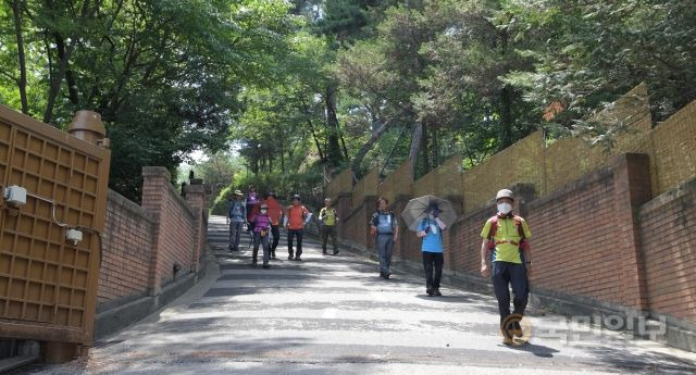 3일 서울 종로구 삼청동 헌법재판소장 공관 앞 북악산 등산로가 재개방 되어 있다.