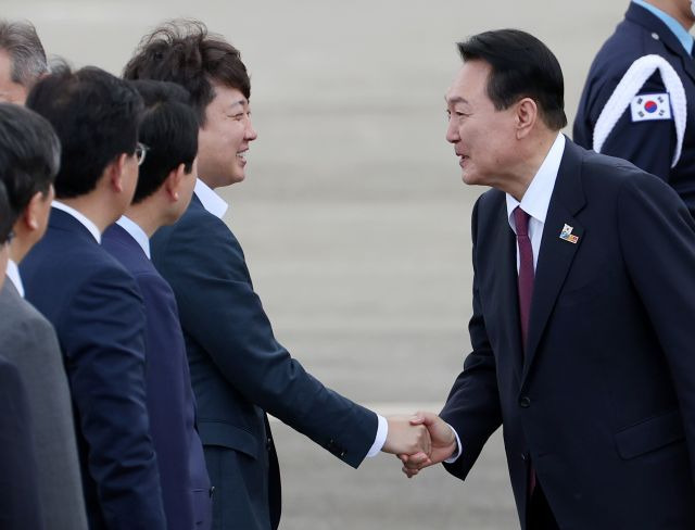 윤석열 대통령이 1일 북대서양조약기구(NATO·나토) 정상회의 참석을 마치고 성남 서울공항에 도착, 국민의힘 이준석 대표와 악수하고 있다. 연합뉴스