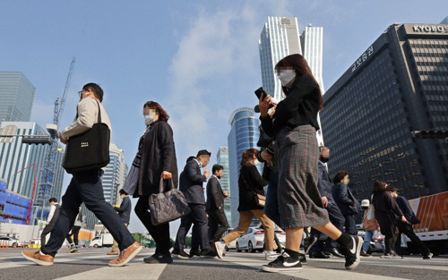 서울 여의도역 인근에서 직장인들이 출근하고 있다. 기사와 직접적 관련이 없음. [사진 출처 = 연합뉴스]