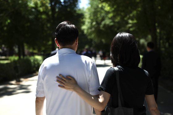 대통령실이 3일 윤석열 대통령과 김건희 여사의 나토(NATO·북대서양조약기구) 정상회의 순방 사진을 추가 공개했다. 사진은 스페인 마드리드 현지 숙소 인근에서 산책하는 윤 대통령 부부의 모습. (대통령실 제공) /사진=뉴스1