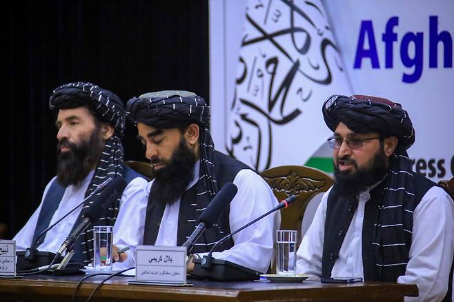 아프가니스탄 수도 카불에서 탈레반 정부 대변인인 자비훌라 무자히드(가운데)와 빌랄 카레미(오른쪽) [연합]