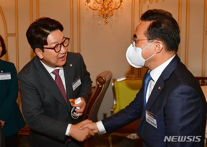 [서울=뉴시스] 국회사진기자단 = 권성동 국민의힘 원내대표와 박홍근 더불어민주당 원내대표가 15일 서울 여의도 CCMM빌딩에서 열린 2022 국민공공정책포럼에서 만나 인사를 나누고 있다. 2022.06.15. photo@newsis.com