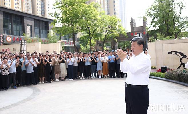 [우한=신화/뉴시스] 시진핑 중국 국가주석이 28일(현지시간) 중국 후베이성 성도 우한의 동호 첨단개발구에 있는 지위안 주택가에서 주민들과 소통하고 있다. 시 주석은 27개월 만에 우한을 방문해 '다이내믹 제로 코로나'를 재차 강조했다. 2022.06.30