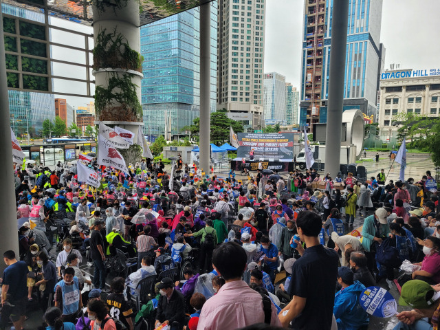 전국장애인차별철폐연대(전장연)가 지난달 30일 용산역 광장에서 연 ‘기획재정부 규탄 전동행진 1박 2일 투쟁선포 결의대회’에 참가한 발달장애인 등 관계자 1000여명이 ‘2023년 본예산 장애인권리예산 보장’ 등 구호를 외치고 있다. /안현덕기자