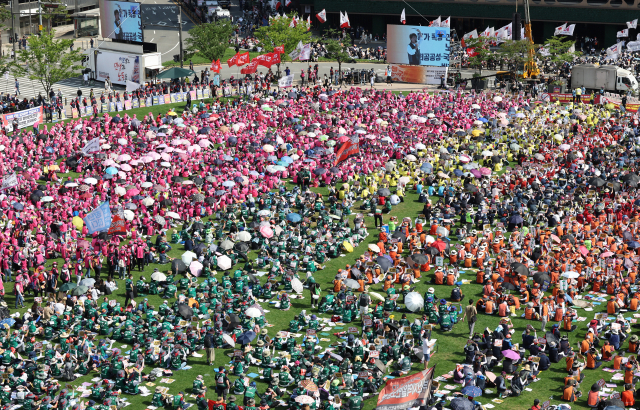 민주노총이 2일 서울시청 앞 광장과 세종대로 일대에서 전국노동자대회를 열고 있다. 연합뉴스
